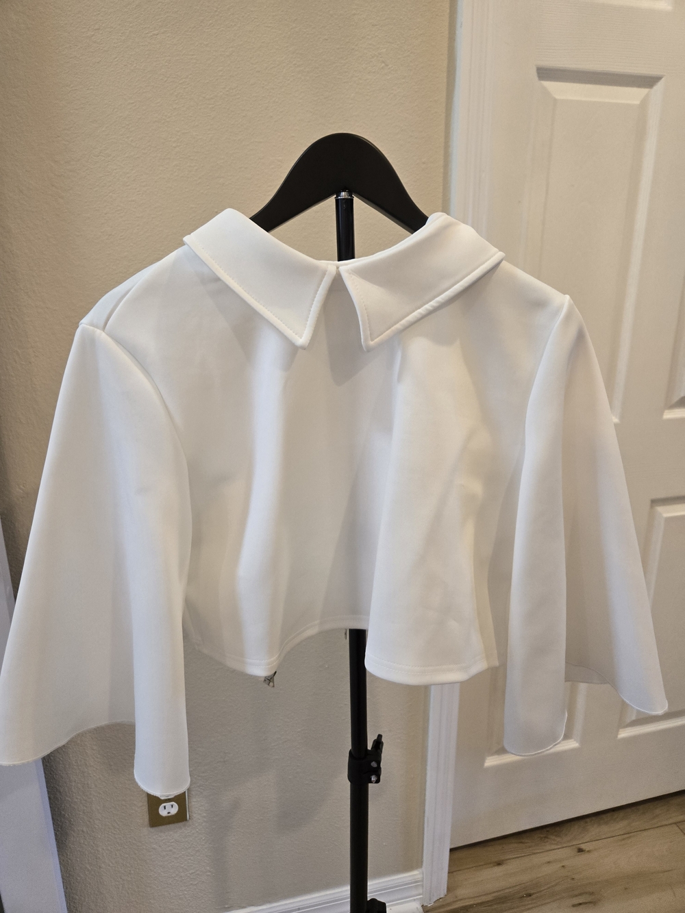 Cropped White Collar-Wing Blouse - Women